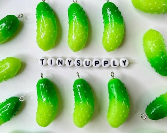 Pepinillo verde de 4 cm x 1,5 cm, dijes con temática de comida