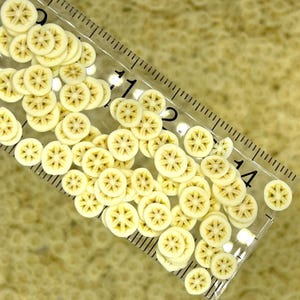 FAUX 5 MM de banane en tranches de fruit saupoudré d'argile polymère (PAS COMESTIBLE) D22-22