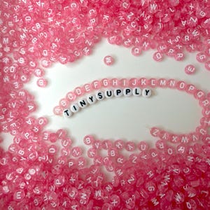 Durchsichtige LIGHT PINK, weiße Buchstabe A-Z Alphabet einzelne Perlen (7 MM)