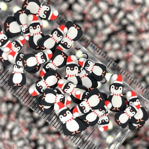 Pingüino falso de 5 mm con gorro de Papá Noel, arcilla polimérica espolvoreada (NO COMESTIBLE) D23-24