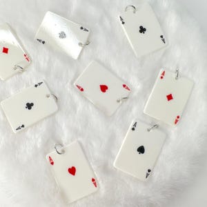 Carte à jouer en acrylique de 28 mm x 34 mm, breloque sur le thème du poker avec anneau (mélange aléatoire)