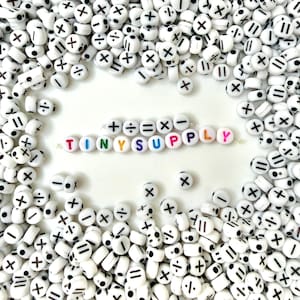 Cuentas planas redondas de acrílico blanco con forma de símbolo matemático, de 7 mm x 4 mm.