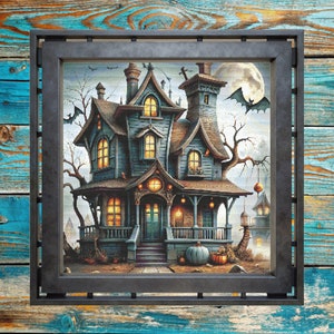 Könnte beinhalten: Eine gerahmte Illustration eines gruseligen, blauen, mehrstöckigen Hauses mit einer Veranda, beleuchteten Fenstern und einem Vollmond im Hintergrund.