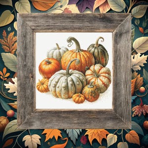 Puede incluir: Una impresión enmarcada que presenta una colección de calabazas de varios tamaños y colores, incluyendo naranja, blanco y verde. Las calabazas están dispuestas en un grupo, con un marco de madera rústico. El fondo es un verde azulado oscuro con hojas de otoño.