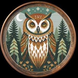 Op de afbeelding: Een bruine en witte uil met gele ogen is omringd door groene bomen en een halve maan. De uil bevindt zich in een rond frame met een bruine houten rand.