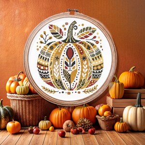 Schema per punto croce con zucca in stile boho - Colori caldi ruggine e verde