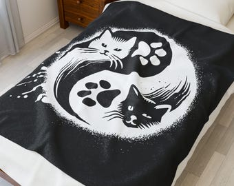 Yin Yang Katzen Samt Plüschdecke | Schwarz weißes Katzenpfoten Design