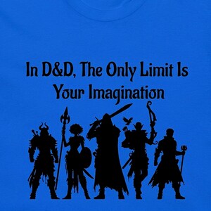Puede incluir: Camiseta azul con la frase "In D&D, The Only Limit Is Your Imagination". Debajo, siluetas negras de cinco personajes de fantasía, cada uno con un arma u objeto. La camiseta es de color azul liso.