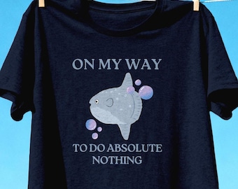 Mola Mola On My Way To Do Absolute Nothing Shirt, grappig oceaansunvis T-shirt, Lazy Day cadeau, introvert shirt, humor mariene biologie, zeeleven