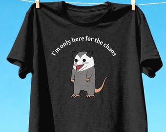 Shirt I'm Only Here For The Chaos, grappig T-shirt opossum, opossumcadeau, sarcastisch T-shirt, shirt chaotische energie, grappig dier grafisch T-shirt, meme