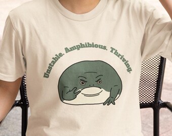 Camiseta unisex divertida de rana, camiseta de anfibio inestable y próspero, estética Frogcore caótica, camiseta de sapo meme, regalo para amantes de las ranas de lluvia