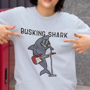 Busking Hai Unisex T-Shirt, Riesenhai T-Shirt, Hai Liebhaber Geschenk, lustiges Hai T-Shirt, Grafik T-Shirt für Hai Liebhaber, Ozean Liebhaber