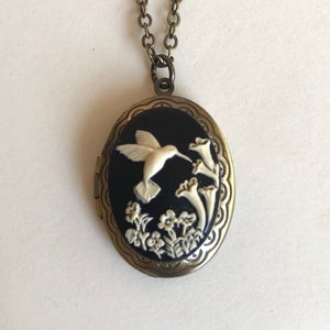 Hummingbird cameo locket necklace, black cameo, bird necklace, locket with hummingbird, vintage cameo jewelry, gift for her, gift for mom