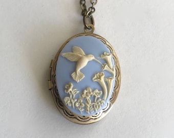 Hummingbird cameo locket necklace, blue cameo bird necklace, locket with hummingbird, vintage cameo jewelry gift for her, gift for mom