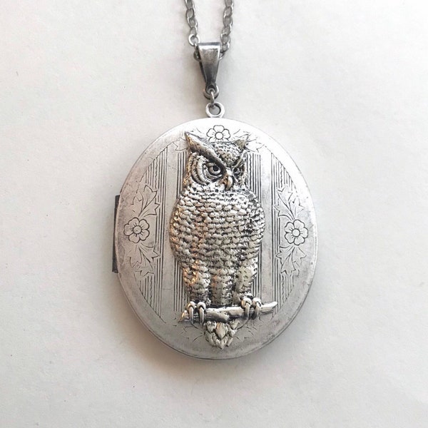 Silver owl locket necklace, large vintage locket, owl jewelry, gift for her, long chain, vintage jewelry, photo locket, women's owl necklace