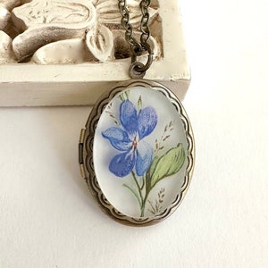 Vintage flower locket necklace, oval brass locket, blue violet necklace, nature jewelry gift for mom, vintage inspired photo locket image 1