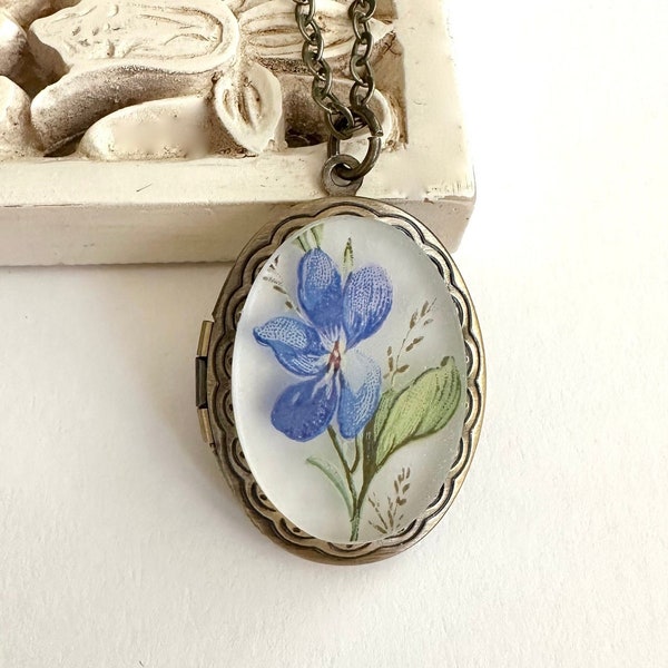 Vintage flower locket necklace, oval brass locket, blue violet necklace, nature jewelry gift for mom, vintage insipred photo locket