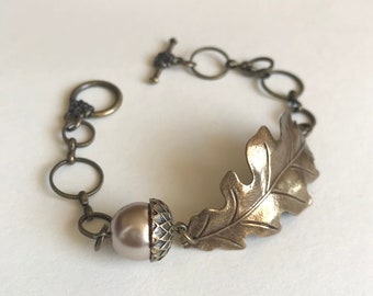 Brass Oak Leaf and Acorn Bracelet, nature inspired vintage jewelry with beige pearl, gift for her, fall birthday gift