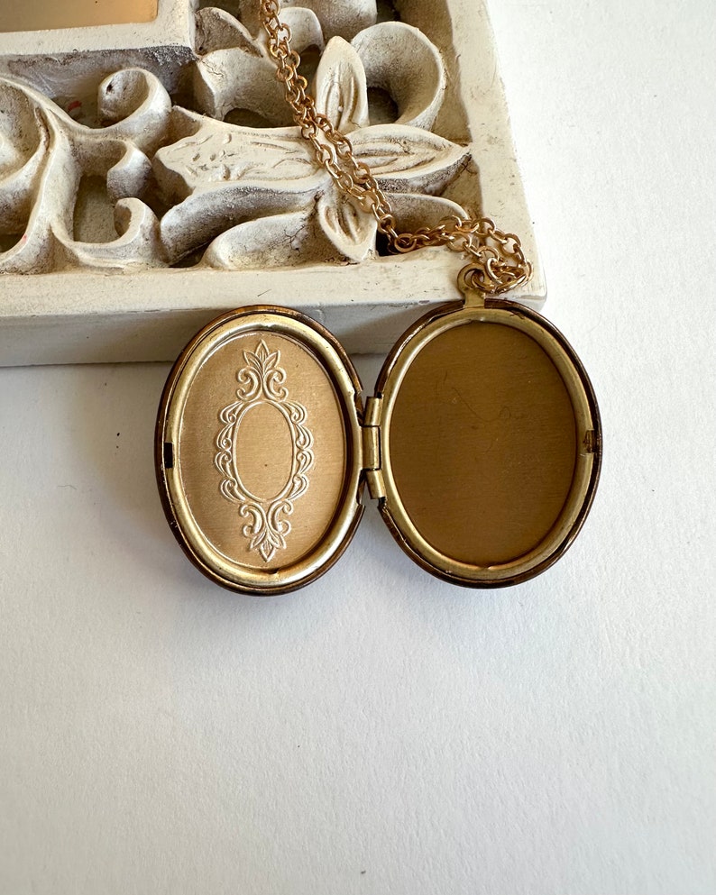 Rose cameo locket necklace, vintage solid brass locket, floral cameo with two roses, Victorian style jewelry gift for her, gift for mom image 3