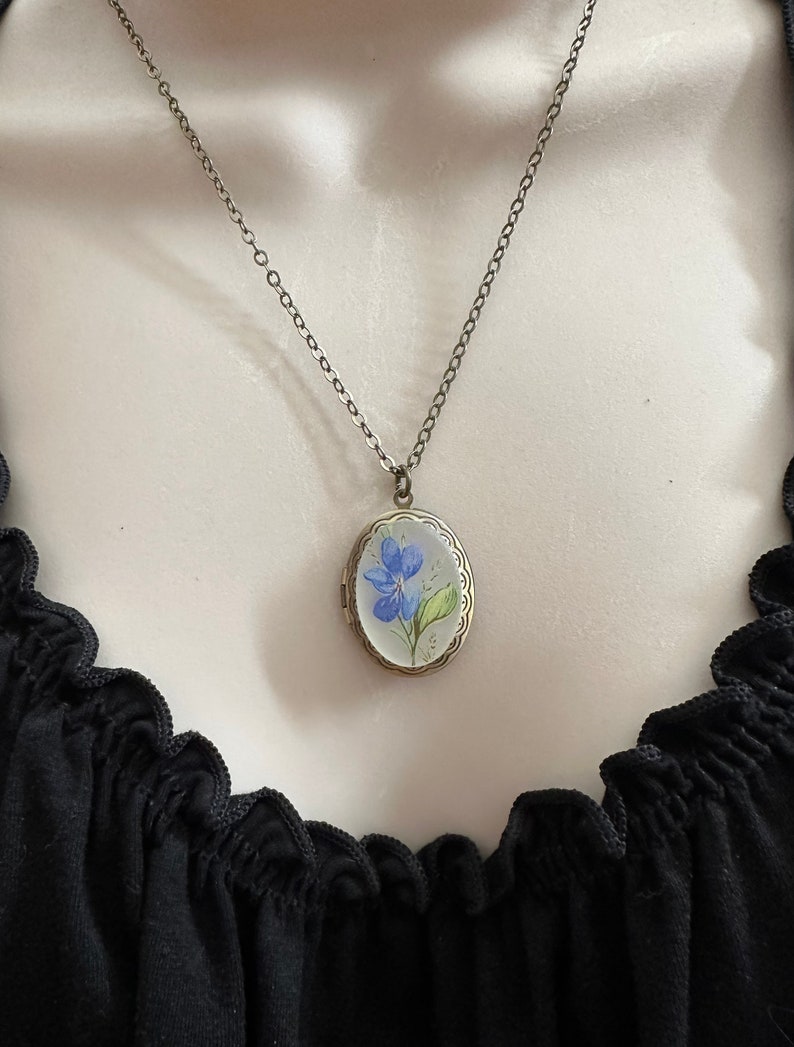 Vintage flower locket necklace, oval brass locket, blue violet necklace, nature jewelry gift for mom, vintage inspired photo locket image 6