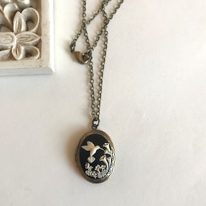 Hummingbird cameo locket necklace, black cameo, bird necklace, locket with hummingbird, vintage cameo jewelry, gift for her, gift for mom image 3