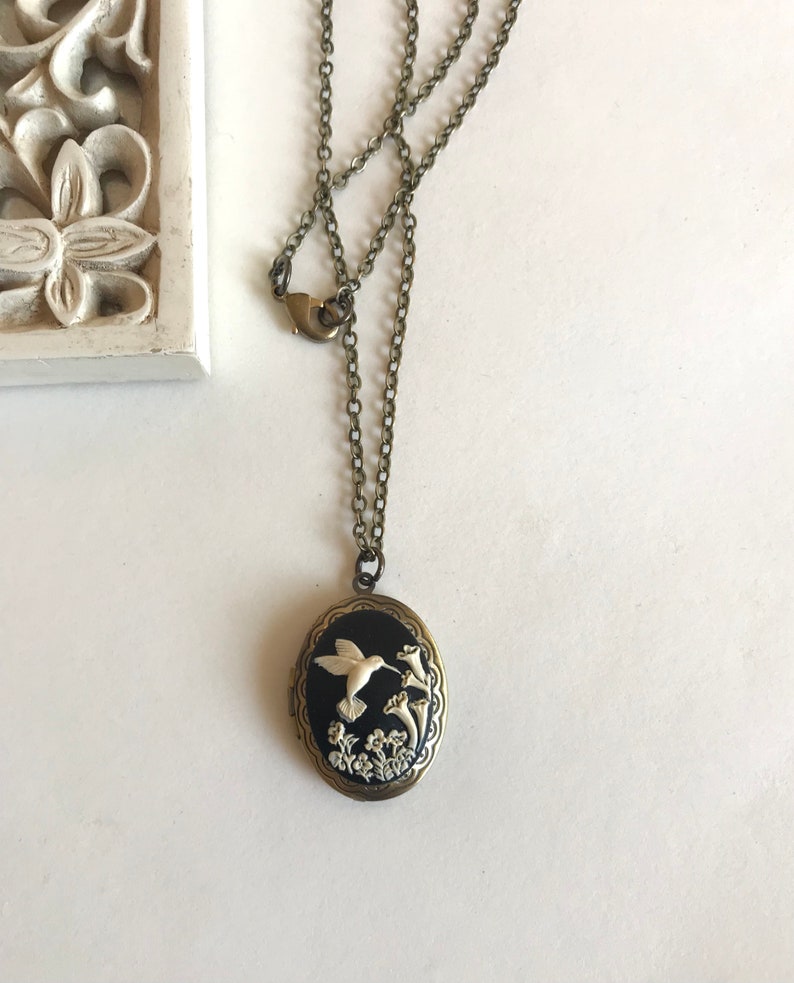 Hummingbird cameo locket necklace, black cameo, bird necklace, locket with hummingbird, vintage cameo jewelry, gift for her, gift for mom image 3