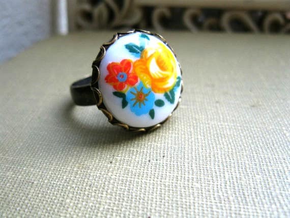 Items similar to Vintage Flower Ring - colorful - glass cabochon ...
