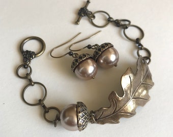 Brass Oak Leaf bracelet and acorn earrings jewelry set, glass beige pearls choose color, nature inspired vintage jewelry, gift for her