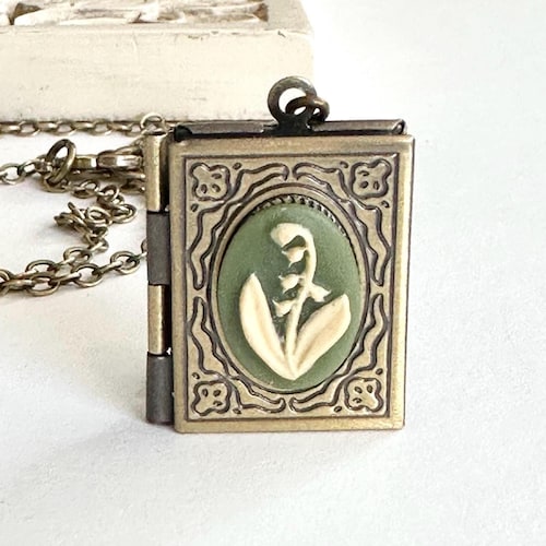Collier médaillon muguet : médaillon livre camée vert sauge bijoux botaniques vintage