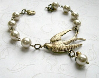 Vintage bird bracelet with pearls, brass bird, women's gift, nature inspired gift for her, beige pearl bracelet, vintage jewelry