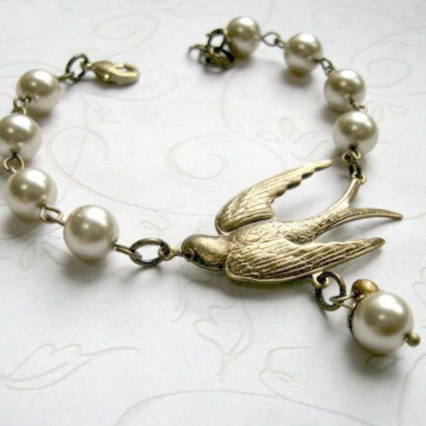 Vintage bird bracelet with pearls, brass bird, women's gift, nature inspired gift for her, beige pearl bracelet, vintage jewelry