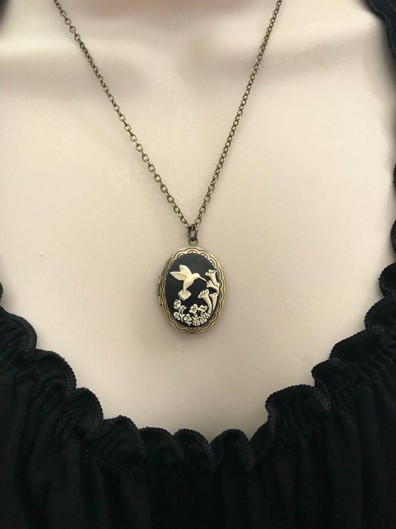 Hummingbird cameo locket necklace, black cameo, bird necklace, locket with hummingbird, vintage cameo jewelry, gift for her, gift for mom image 6