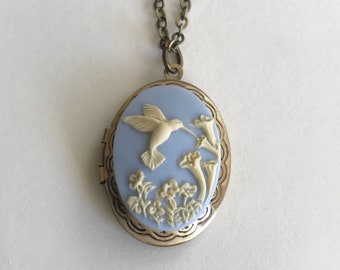 Hummingbird cameo locket necklace, blue cameo, bird necklace, locket with hummingbird, vintage cameo jewelry, gift for her, gift for mom,
