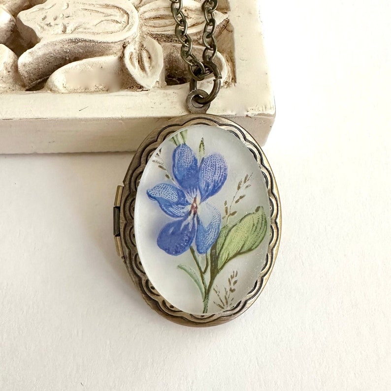 Vintage flower locket necklace, oval brass locket, blue violet necklace, nature jewelry gift for mom, vintage inspired photo locket image 1