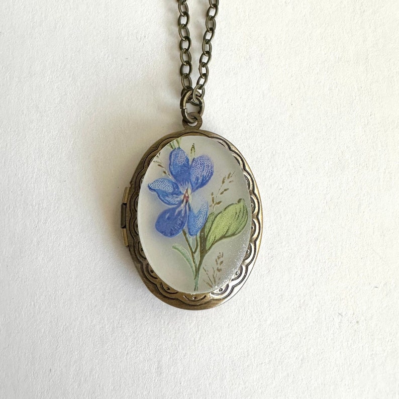 Vintage flower locket necklace, oval brass locket, blue violet necklace, nature jewelry gift for mom, vintage inspired photo locket image 2