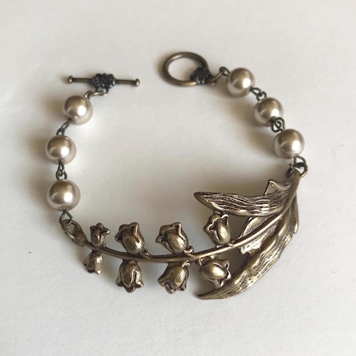 Pulsera tipo brazalete floral de latón con lirios del valle y perlas beige / Joyería botánica victoriana vintage