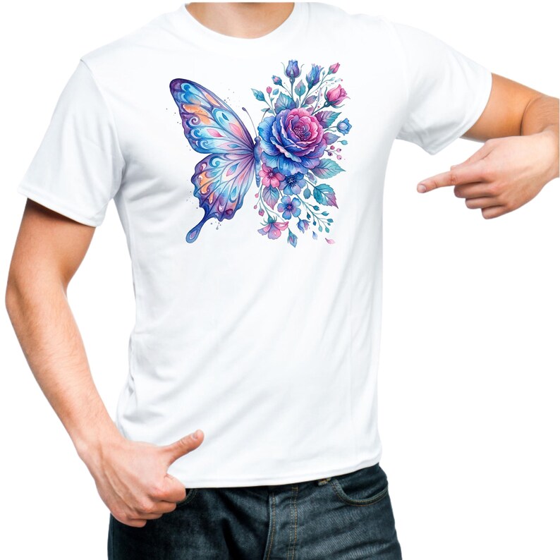 Puede incluir: Camiseta blanca con un dise&ntilde;o de acuarela de una mariposa y flores. La mariposa tiene alas azules, moradas y naranjas. Las flores son azules, rosas y moradas. El dise&ntilde;o est&aacute; en el lado izquierdo de la camiseta.