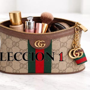 Può includere: Una tazza di ceramica bianca con manico nero e la scritta "But First, Coffee" in nero, con un carattere a mano. La tazza è su una superficie bianca.