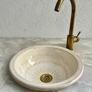 Handgeschilderde Marokkaanse gootsteen, beige keramische wastafel met messing afvoer