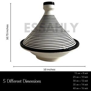 K&ouml;nnte beinhalten: Eine wei&szlig;e Keramik-Tagine mit schwarzen Streifen und einem schwarzen Rand. Die Tagine ist 40,6 cm breit und 42,5 cm hoch. 5 verschiedene Abmessungen sind aufgef&uuml;hrt: 15 cm = 8 Zoll, 25 cm = 10 Zoll, 30 cm = 12 Zoll, 35 cm = 14 Zoll, 40 cm = 16 Zoll.
