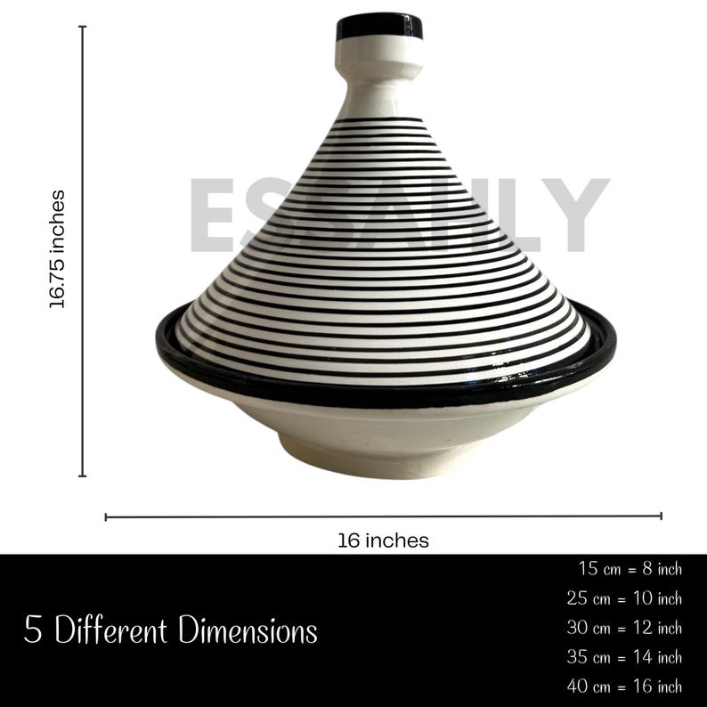 K&ouml;nnte beinhalten: Eine wei&szlig;e Keramik-Tagine mit schwarzen Streifen und einem schwarzen Rand. Die Tagine ist 40,6 cm breit und 42,5 cm hoch. 5 verschiedene Abmessungen sind aufgef&uuml;hrt: 15 cm = 8 Zoll, 25 cm = 10 Zoll, 30 cm = 12 Zoll, 35 cm = 14 Zoll, 40 cm = 16 Zoll.