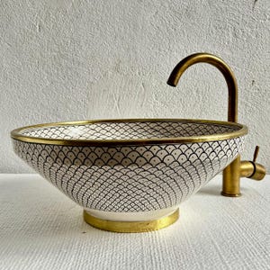 Rustikale Wanne mit Rand, Vintage Wanne für Badezimmer, kundenspezifisches keramisches Becken, Spitzenwaschbecken, handgemachtes Badezimmer-Becken, Waschbecken mit Messingablauf