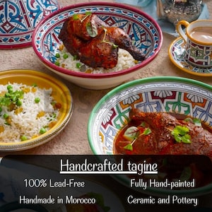 K&ouml;nnte beinhalten: Ein Set aus drei bunten Keramikschalen mit komplizierten geometrischen Mustern. Die Schalen sind mit Reis und H&uuml;hnchen gef&uuml;llt und mit gr&uuml;nen Erbsen und Rosinen verziert. Die Schalen sind handgefertigt und bleifrei und werden in Marokko hergestellt.