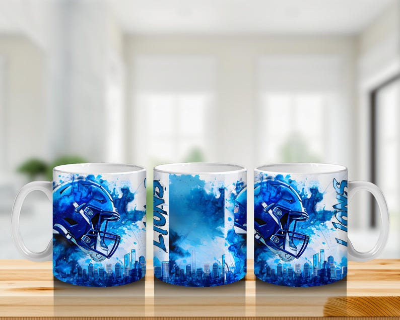 Puede incluir: Taza de cer&aacute;mica blanca con un dise&ntilde;o de casco de f&uacute;tbol azul y una silueta de ciudad. La taza presenta la palabra "LIONS" en fuente vertical. El dise&ntilde;o incorpora efectos de acuarela azules. Ideal para bebidas.