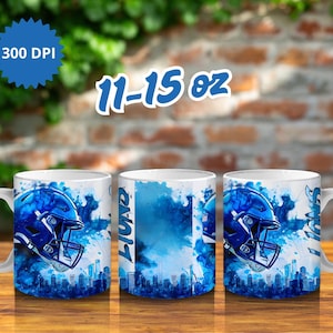 Puede incluir: Taza de cer&aacute;mica blanca con un dise&ntilde;o de casco de f&uacute;tbol americano azul, un paisaje urbano y la palabra "Lions". La taza tiene una capacidad de 312-425 ml. El dise&ntilde;o incluye un efecto de salpicadura azul y el texto "300 DPI".