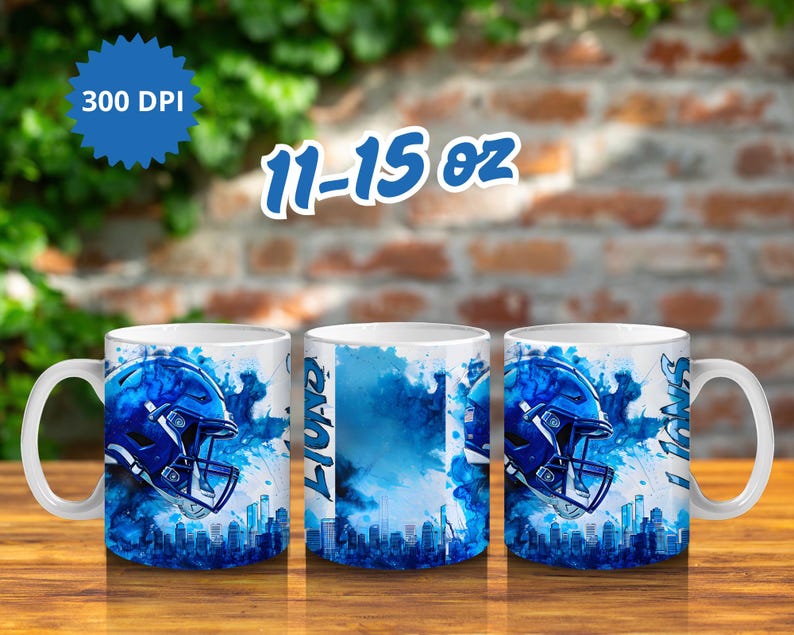 Puede incluir: Taza de cer&aacute;mica blanca con un dise&ntilde;o de casco de f&uacute;tbol americano azul, un paisaje urbano y la palabra "Lions". La taza tiene una capacidad de 312-425 ml. El dise&ntilde;o incluye un efecto de salpicadura azul y el texto "300 DPI".