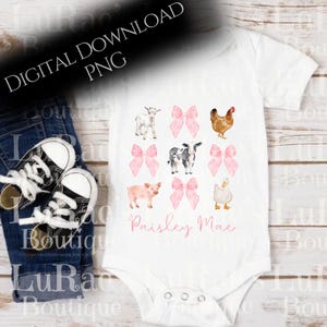 Peut inclure: Une grenouillère blanche avec un motif d'animaux de ferme rose et blanc. La grenouillère a des nœuds roses et le texte "Paisley Mae" imprimé sur le devant.