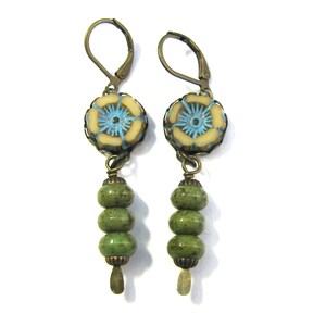 Pendientes bohemios de cristal checo con forma de flor en color verde salvia jaspeado.