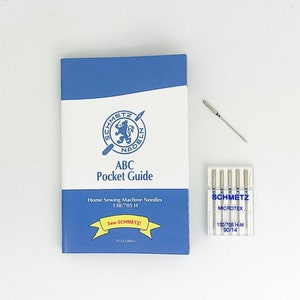 Peut inclure: Un livret bleu intitulé "ABC Pocket Guide" avec le logo SCHMETZ et le texte "Home Sewing Machine Needles 130/705 H Sew SCHMETZ! 2020 Edition". Un paquet de 7 aiguilles à coudre SCHMETZ MICROTEX de taille 130/705 H-M 90/14.