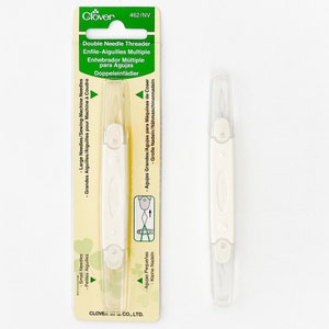 K&ouml;nnte beinhalten: Ein wei&szlig;er, doppelter Nadel-Einf&auml;dler aus Kunststoff f&uuml;r N&auml;hmaschinen. Die Verpackung enth&auml;lt Anweisungen zur Verwendung des Einf&auml;delers mit gro&szlig;en und kleinen Nadeln.